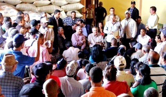Presidente Medina con los productores de Moca